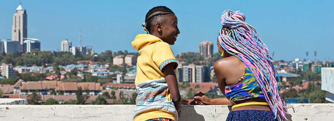 Fotograma do ciclo Cinemas africanos queer, com duas pessoas em um terraço urbano